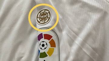El parche dorado de campeón de Liga en la camiseta del Real Madrid.