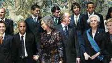 <b>EN FAMILIA.</B> Los Reyes y el Príncipe posan junto a un grupo de premiados, entre ellos, Doña Pilar de Borbón.
