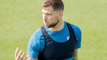 Iñigo Martínez señala asombrado los cuatro partidos.