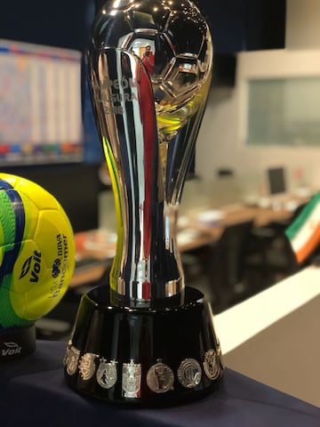 El trofeo que estará en manos de Toluca o Santos el próximo domingo visitó la redacción de As México, horas antes de que se lleve la Gran Final de ida.