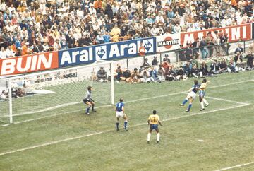 La coleccion de goles de Pelé dejó varios icónicos por plasticidad o por importancia. En 1970, en la final del Mundial de México, consiguió uno que aunaba ambas frente a Italia. En el minuto 19 'O Rei' se elevó más que Burgnich para cazar un centro bombeado y marcar los tiempos de cabeza, Albertosi no pudo detener su testarazo.