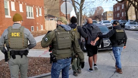 No lo olvides: esto es lo que debes hacer si se presenta un agente del ICE en tu casa