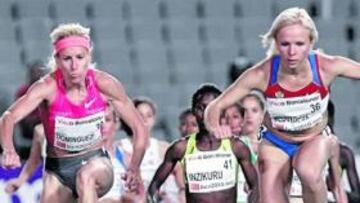 <b>TRAS LA LIEBRE. </b>Marta Domínguez salta tras su liebre Medvedeva.