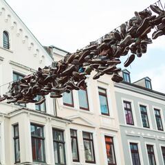¿Por qué en algunas ciudades cuelgan zapatillas en los cables de luz?