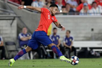 Paulo Diaz controla el balon durante el partido amistoso contra Argentina.