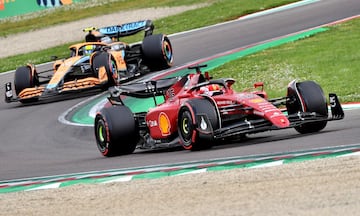 Charles Leclerc de Ferrari en acci¨®n durante la carrera de velocidad.