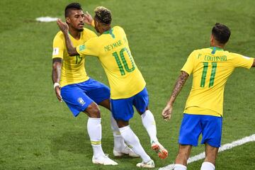 0-1. Paulinho celebró el primer gol con Neymar.