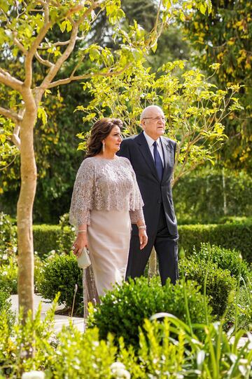El primer ministro interino del Líbano, Najib Mikati, y su esposa, May Mikati, asisten a la boda real del príncipe heredero Hussein y Rajwa al Saif de Jordania.