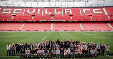 Los directores de cantera de los clubes de LaLiga posan en la última reunión celebrada en Sevilla.