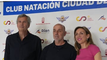 Claudio Camarena, en el homenaje que le realizó la Federación Madrileña de Natación en Alcorcón. Le acompañan Alfredo Gómez, presidente de la institución, y Candelaria Testa, exnadadora y alcaldesa del municipio.