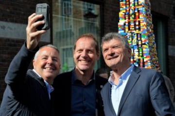 Los exciclistas Stephen Roche y Bernard Thevenet, junto a Christian Prudhomme, director general del Tour de Francia.