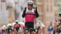 El ciclista del Lizarte Jordi L&oacute;pez celebra un triunfo durante una carrera.