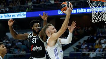 MADRID, 27/10/2022.- El alero bosnio del Real Madrid Danan Musa (d) entra a canasta defendido por Semi Ojeleye, de la Virtus de Bolonia, durante el partido de la quinta jornada de la EuroLiga que se disputa hoy jueves en el WiZink Center, en Madrid. EFE/Juanjo Martín
