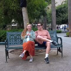 Youtubers estadounidenses visitan Santiago y la comparan con una de las grandes ciudades del mundo