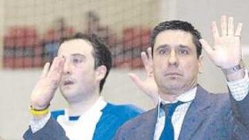 <b>PRESIÓN. </b>Andrés Muñoz, con Leandro, espera que su equipo levante el vuelo y logre la permanencia.