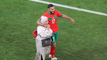 Doha (Qatar), 10/12/2022.- Sofiane Boufal of Morocco celebrates with his mother after the FIFA World Cup 2022 quarter final soccer match between Morocco and Portugal at Al Thumama Stadium in Doha, Qatar, 10 December 2022. (Mundial de Fútbol, Marruecos, Catar) EFE/EPA/Abedin Taherkenareh
