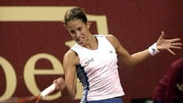 <b>EL RESTO DECISIVO. </B>Marrero resta un servicio de su rival en el partido de este sábado