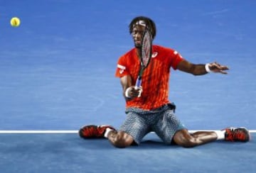 Mientras la pelota pase al otro lado de la red, da igual c車mo se golpee. Eso debi車 pensar el tenista franc谷s Gael Monfils durante su encuentro con Milos Raonic.