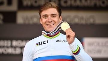 Remco Evenepoel sostiene el oro mundial y posa con el maillot arcoíris en el podio de Wollongong.