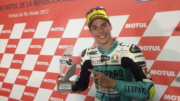 Joan Mir con su trofeo de Argentina
