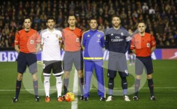El árbitro Sánchez Martínez acompañado por sus asistentes Gallego García y Martínez Nicolás, el cuarto árbitro Melgares Fernández y los capitanes Parejo y Sergio Ramos. 