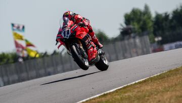 Nicolo Bulega en la FP2 de Donington Park
