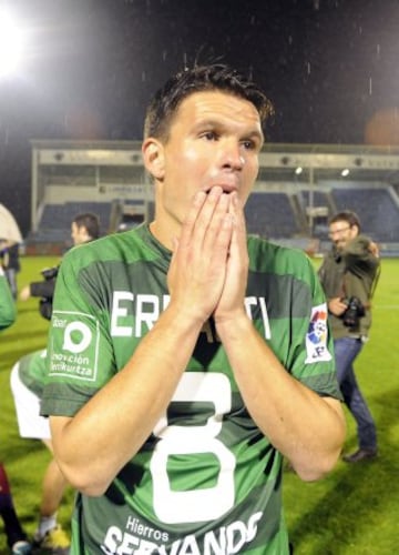 Los jugadores del Éibar celebran su ascenso a Primera División.