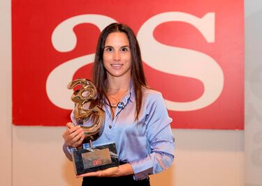 Queralt Castellet, medalla de oro en Copper Mountain (Estados Unidos) y séptima victoria en la Copa del Mundo de halfpipe, posa con sun galardón.