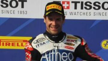 Carlos Checa, en el podio.