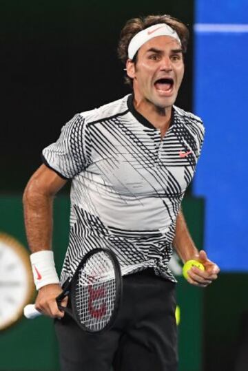 Roger Federer celebra su victoria en la final del Open de Australia ante Rafa Nadal.