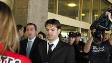 <b>BIENVENIDA</B>. Fernando Morientes fue el centro de atención en el aeropuerto de Barajas. Tuvo que salir escoltado por la Policía Nacional.