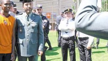<b>MARCAJE AL HOMBRE. </b>Nunca hasta ayer había estado Samuel Etoo tan vigiliado por una defensa tan segura: dos guardias civiles en forma.