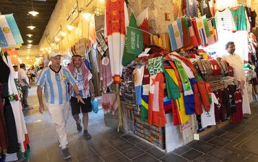 En el zoco ahora el protagonista es la venta de todo tipo de productos relacionados con el Mundial: camisetas, bufandas, gorros, turbantes y hasta chilabas con los colores de los países más significativos 