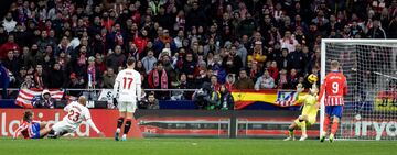 4-3. El delantero rojiblanco gana el duelo a la defensa sevillista en un centro al rea y cayendo al suelo, dispara con la izquierda, el baln toca el larguero y entra en la portera de ?lvaro Fernndez.