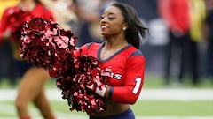 La animadora de honor de los Houston Texans y cu&aacute;druple campeona ol&iacute;mpica de gimnasia Simone Biles baila con las animadoras durante el partido ante los San Francisco 49ers en el NRG Stadium.