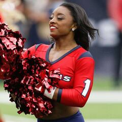 Biles, animadora de los Houston Texans de NFL por un día