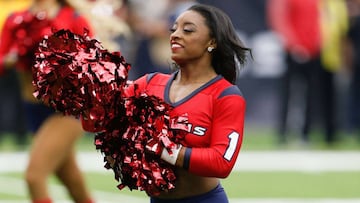 La animadora de honor de los Houston Texans y cu&aacute;druple campeona ol&iacute;mpica de gimnasia Simone Biles baila con las animadoras durante el partido ante los San Francisco 49ers en el NRG Stadium.