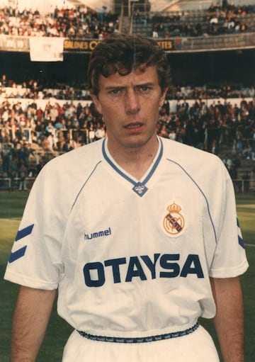 Otaysa se convierte en el nuevo patrocinador del Real Madrid en 1990. Su contrato con el club dura dos a?os. En ese tiempo, Hummel estrena nueva camiseta. Desaparece la raya de los hombros y el cuello tambi¨¦n var¨ªa: las l¨ªneas se encuentran rodeando el cuello formando un rombo en cuyo interior aparece el logotipo de la marca germano-danesa.