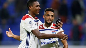 Los jugadores del Lyon celebran el primer gol ante el Nimes.