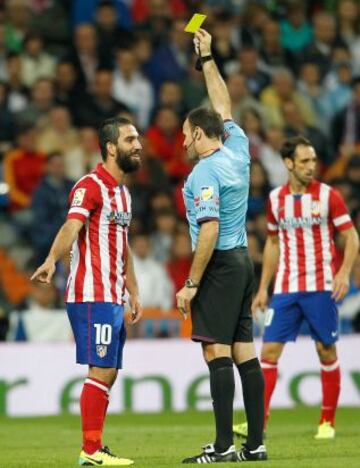 Mateu Lahoz le saca tarjeta amarilla a Arda Turan.