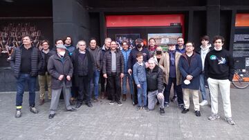 Foto de varios de los asistentes al acto en honor a Forment, en el medio con gorra y mascarilla negra. 