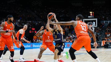 Facundo Campazzo, base del Real Madrid, penetra ante Brandon Davies, Chris Jones y Damien Inglis, del Valencia Basket.