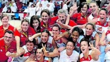 <b>Y VAN CINCO. </b>Las jugadoras y el equipo técnico de la Selección española celebran el bronce conseguido en el Eurobasket de Letonia.