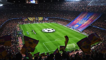 Panorámica del Camp Nou en una noche de Champions League.