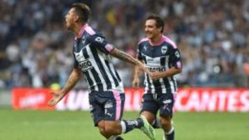 MEX33.MONTERREY (M&Eacute;XICO) 03/10/2015.-Edwin Cardona (i) de Monterrey festeja una anotaci&oacute;n ante Le&oacute;n hoy, s&aacute;bado 3 de octubre de 2015, durante el partido correspondiente a la jornada 12 del Torneo Apertura 2015 celebrado en el estadio BBVA de la ciudad de Monterrey. EFE/Miguel Sierra