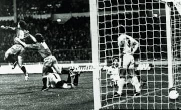 El día de la liberación de Quini, la Seleccion Española consiguió un histórico triunfo al derrotar 1-2 a Inglaterra en Wembley, con una actuación estelar del donostiarra Zamora. En la imagen el gol 0-1 de Satrustegui nada más empezar el encuentro, con un espléndido remate que el portero inglés no ppudo atajar. 