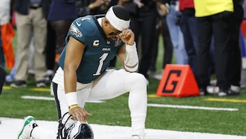 NEW ORLEANS (United States), 10/02/2025.- Philadelphia Eagles quarterback Jalen Hurts prays before Super Bowl LIX between the Kansas City Chiefs and the Philadelphia Eagles at Caesars Superdome in New Orleans, Louisiana, USA, 09 February 2025. The Super Bowl is the annual championship game of the NFL between the AFC Champion and the NFC Champion and has been held every year since 1967. (Nueva Orleáns, Filadelfia) EFE/EPA/ERIK S. LESSER
