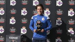 Keko Gont&aacute;n recibi&oacute; el premio como mejor jugador de octubre en el Deportivo