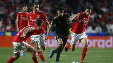 Soccer Football - Champions League - Round of 16 First Leg - Benfica v Ajax Amsterdam - Estadio da Luz, Lisbon, Portugal - February 23, 2022 Ajax Amsterdam's Noussair Mazraoui in action with Benfica's Darwin Nunez REUTERS/Pedro Nunes