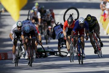 Cavendish cae contra las vallas tras un codazo de Peter Sagan, y John Degenkolb y Ben Swift tropezaron con el inglés, en el esprint por la victoria en Vittel.